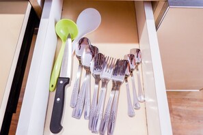 Zimmer | Eigene Kochnische | Kühlschrank, Herdplatte, Reiskocher, Kochgeschirr/Geschirr/Besteck