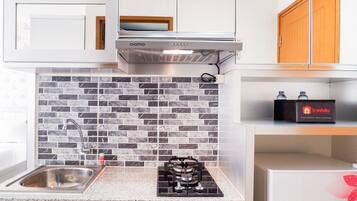 Room | Private kitchen | Fridge, stovetop, electric kettle, rice cooker
