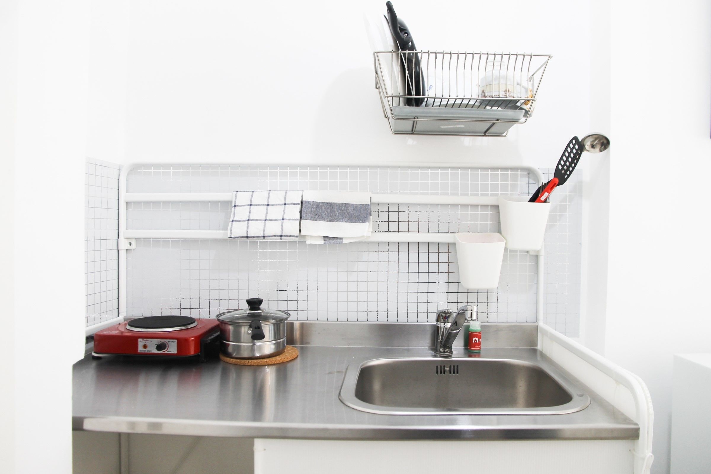 Room | Private kitchenette | Fridge, stovetop, electric kettle, rice cooker