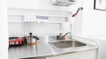 Habitación | Cocineta privada | Refrigerador, parrilla de estufa, tetera eléctrica y arrocera