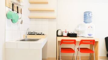 Room | Private kitchenette | Fridge, stovetop, electric kettle, rice cooker