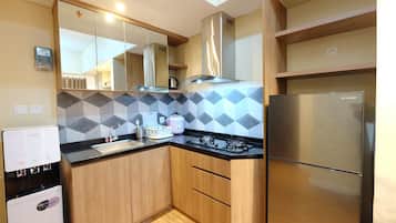 Room | Private kitchen | Fridge, stovetop, rice cooker, cookware/dishes/utensils