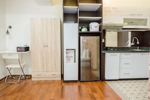 Habitación | Cocineta privada | Refrigerador, parrilla de estufa, arrocera y utensilios de cocina 
