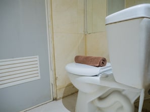 Zimmer | Schreibtisch, Bettwäsche