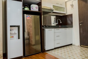 Room | Private kitchenette | Fridge, stovetop, rice cooker, cookware/dishes/utensils - Cozy Studio Room The Jarrdin Cihampelas (Bandung)