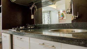 Room | Private kitchenette | Fridge, stovetop, rice cooker, cookware/dishes/utensils