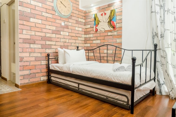 Zimmer | Schreibtisch, Bettwäsche