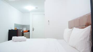 Room | Desk, free WiFi, bed sheets