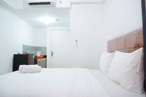 Desk, free WiFi, bed sheets - Comfy Studio Poris 88 Apartment (Tangerang)