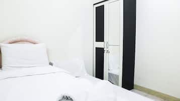 Room | Desk, free WiFi, bed sheets