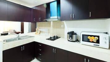 Room | Private kitchenette | Fridge, stovetop, rice cooker, cookware/dishes/utensils