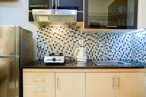 Refrigerador, placa de cocina, utensilios de cocina