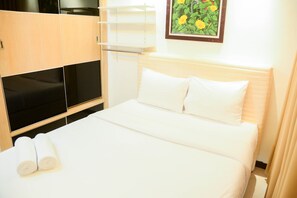 Room | Desk, bed sheets