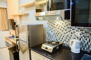 Kamar | Dapur kecil pribadi | Lemari es, kompor, dan peralatan masak/sendok-piring