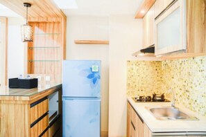 ルーム | 専用キッチン | 冷蔵庫、コンロ、炊飯器、調理器具と食器