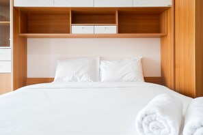 Desk, free WiFi, bed sheets - Strategic Studio Apartment at Orchard Mansion Supermall (Surabaya)