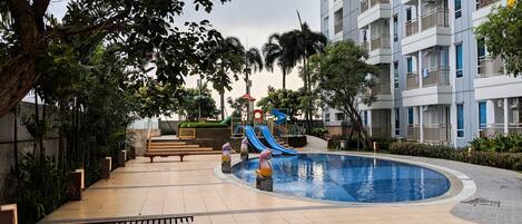 Una piscina al aire libre