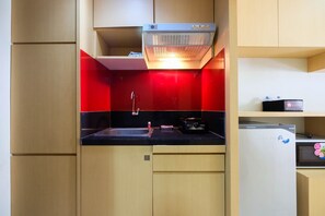 Room | Private kitchenette | Fridge, microwave, stovetop, electric kettle - Central Jakarta Studio Apartment At Tamansari Sudirman (Jakarta)