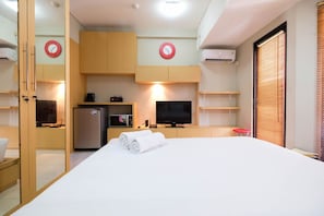 Room | Desk, iron/ironing board, free WiFi, bed sheets