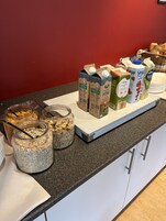 อาหารเช้าแบบบุฟเฟ่ต์ทุกวัน (DKK 75 ต่อคน)