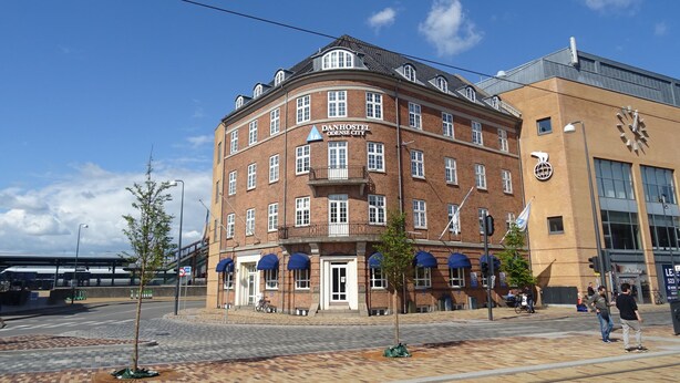A multi-story building with a sign reading "DANHOSTEL ODESKE CITY".