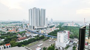 Un immeuble de grande hauteur à l’architecture moderne, entouré d’un mélange de bâtiments résidentiels et commerciaux.