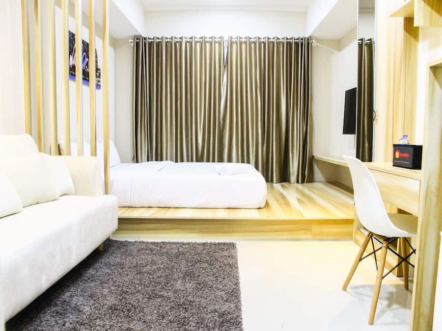 Escritorio, wifi gratis y ropa de cama