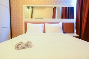Room | Desk, iron/ironing board, bed sheets - Central Jakarta Studio at Capitol Park Apartment (Jakarta)