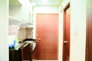 Room | Private kitchen | Fridge, stovetop, cookware/dishes/utensils - Central Jakarta Studio at Capitol Park Apartment (Jakarta)