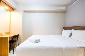 Desk, free WiFi, bed sheets - Classic 2BR Bassura City Apartment (Jakarta)