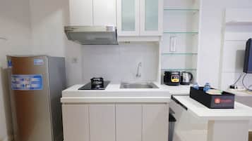 Room | Private kitchenette | Fridge, microwave, stovetop, electric kettle
