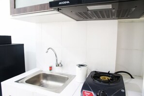 Room | Private kitchen | Fridge, stovetop, rice cooker, cookware/dishes/utensils