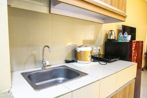 Room | Private kitchenette | Fridge, stovetop, electric kettle, rice cooker - Pool View Studio Ara Residance Apartement Near Gading Serpong (Gading Serpong)