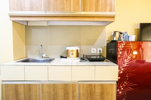 Room | Private kitchenette | Fridge, stovetop, electric kettle, rice cooker