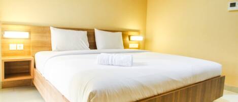 Escritorio, wifi gratis y ropa de cama