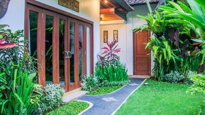 Unclassified image, 3 of 41, button - Villa Harmony (Blahbatuh)