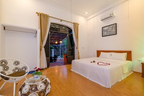 Habitación superior | Caja fuerte, escritorio, espacio para trabajar con un portátil