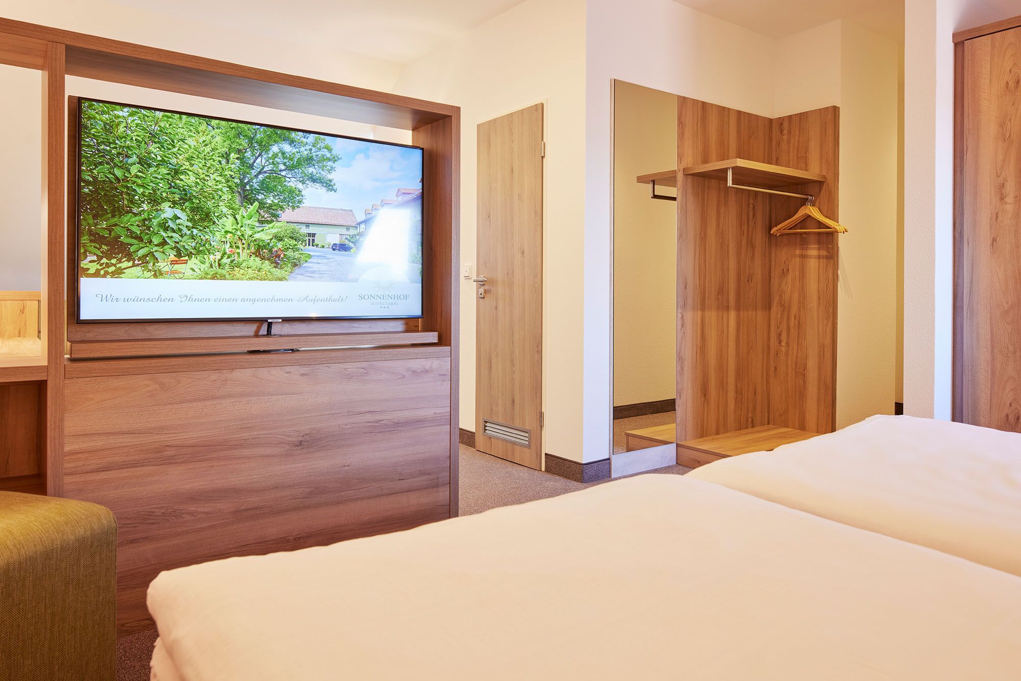 superior double or twin room, non smoking | minibar, individually decorated, individually furnished, desk