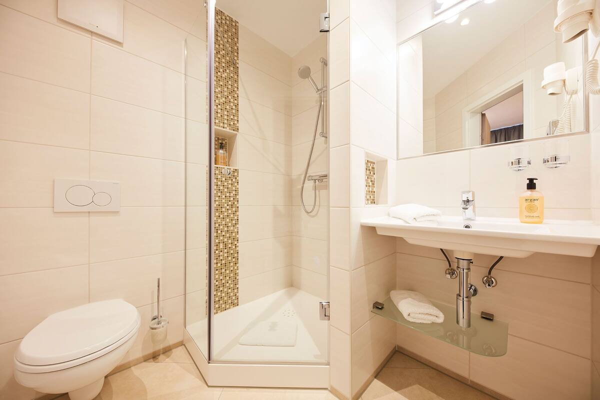 deluxe double room, 1 queen bed, non smoking, park view | bathroom | shower, hair dryer, towels