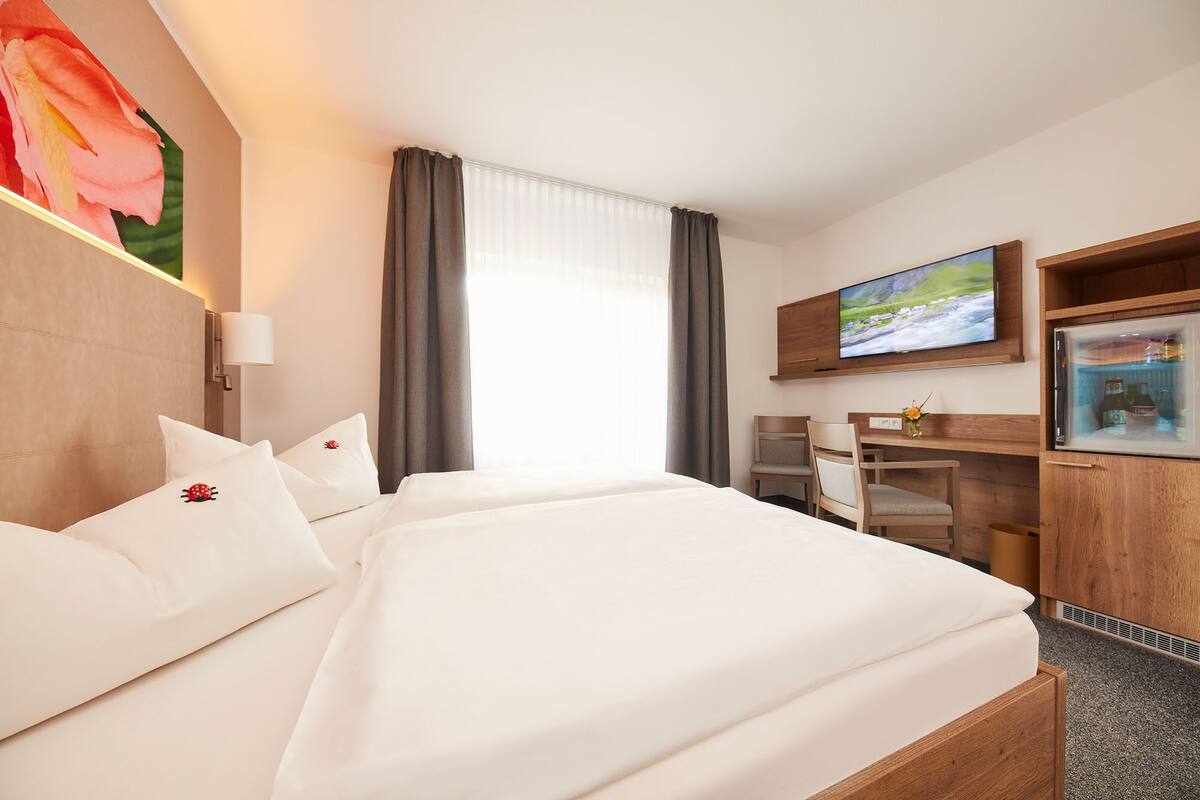 Deluxe Double Room, 1 Queen Bed, Non Smoking, Park View | Living area | Smart TV