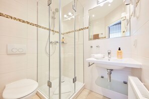 Habitación individual Confort, 1 cama individual, no fumadores | Baño | Ducha, secador de pelo y toallas