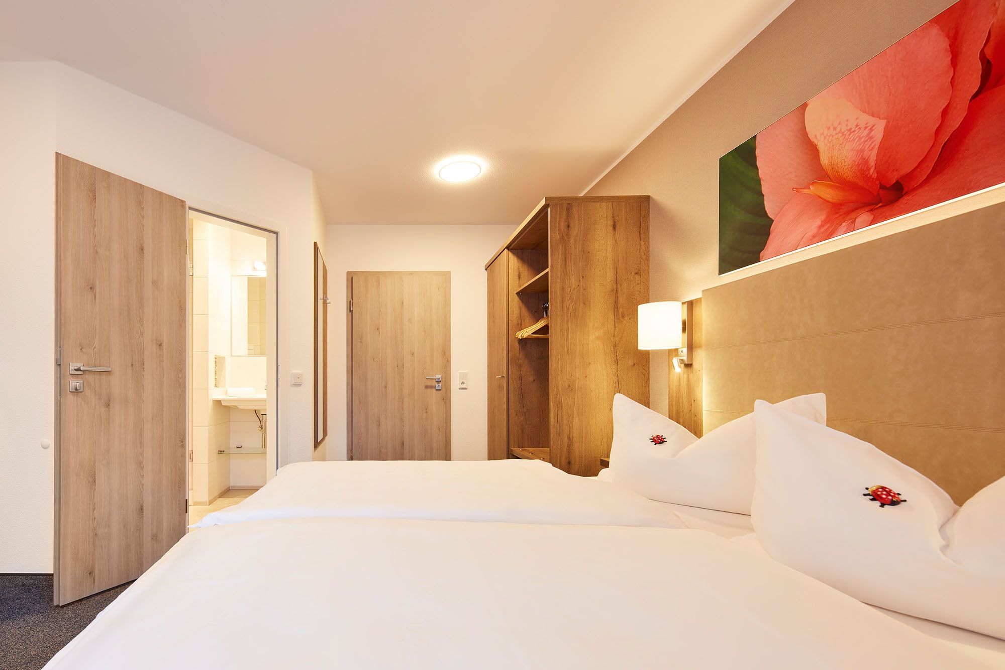 deluxe double room, 1 queen bed, non smoking, park view | living area | smart tv