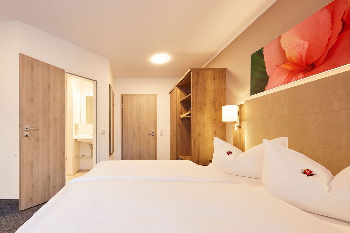 deluxe double room, 1 queen bed, non smoking, park view | living area | smart tv