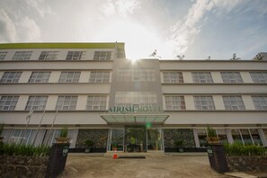 Vista frontal de la propiedad