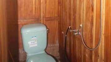 Cabin, 3 Bedrooms | Bathroom | Shower, free toiletries, towels