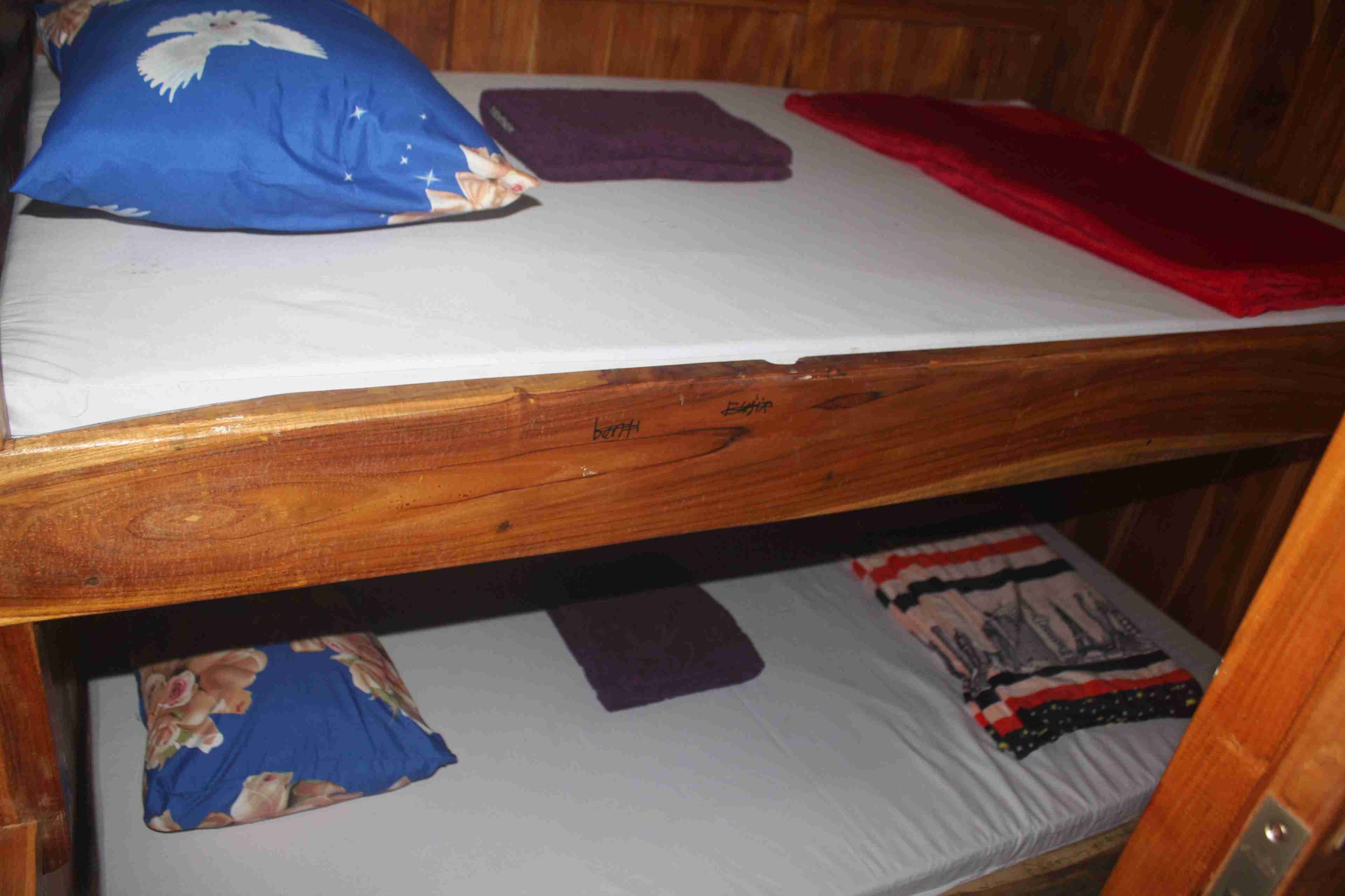 Ein Etagenbett mit zwei Schlafstellen.