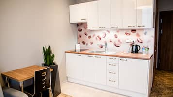 Single Room, 1 Twin Bed, Non Smoking | Living area | Flat-screen TV