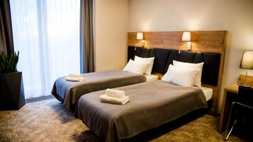 Departamento, 1 cama Queen size, para no fumadores | 1 habitación, edredón, caja de seguridad en la habitación y escritorio