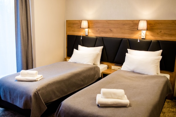 Dobbeltværelse - 1 dobbeltseng - ikke-ryger | 1 soveværelse, dundyner, pengeskab på værelset, skrivebord