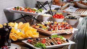 Desayuno buffet (PLN 50 por persona)